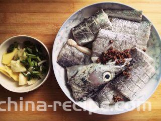糖醋带鱼,带鱼切段，割几条口更容易入味。撒盐和白酒加八角、花椒腌渍入味。大约30分钟左右。