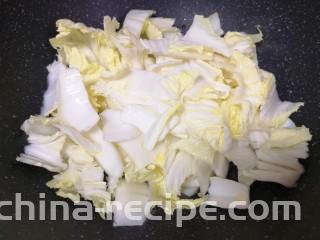 醋溜大白菜,下入白菜心翻炒均匀。