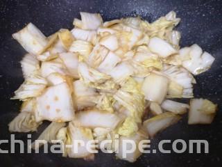 醋溜大白菜,加入酱蘸汁翻炒均匀。