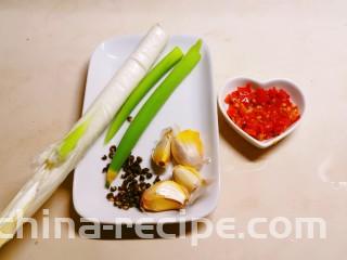 剁椒鲫鱼,辅料备好 葱 蒜 剁椒 花椒