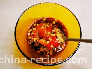 剁椒鲫鱼,放入剁椒 蒸鱼豉油 糖 料汁备好