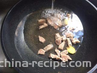 番茄土豆炖牛肉,烧开一分钟后冲冷水保持肉质Q弹，沥干后备用