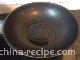 番茄土豆炖牛肉,锅中热油