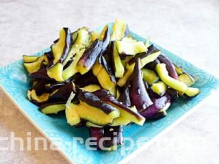 酱爆肉末茄子煲,攥干水份，装盘备用