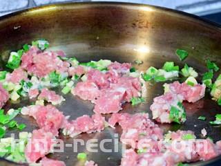 酱爆肉末茄子煲,下猪肉末炒至变色