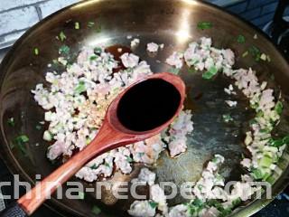 酱爆肉末茄子煲,加生抽和老抽