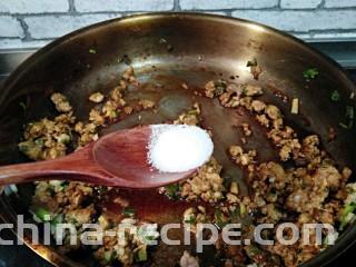 酱爆肉末茄子煲,加盐和白糖