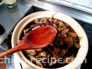 酱爆肉末茄子煲,再把菜都倒入砂锅，加入两勺热水