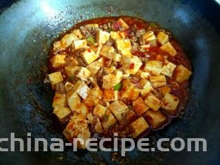 香辣肉沫豆腐,大火烧开，放入淀粉汁，烧开，汤汁粘稠，关火