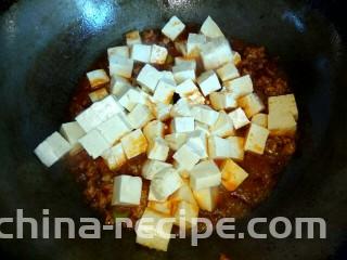 香辣肉沫豆腐,加入豆腐