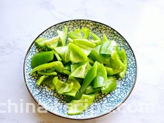 青椒炒培根,辣椒斜切块