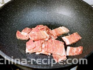 青椒炒培根,锅中油热，加培根