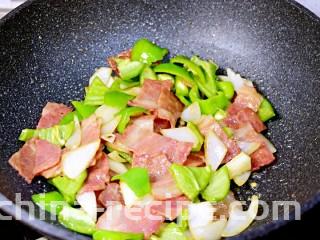 青椒炒培根,炒匀