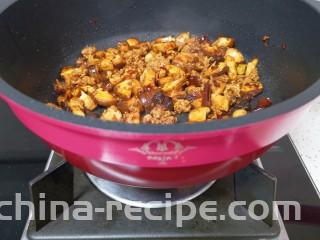 香菇肉末豆腐,翻炒至香菇变软。