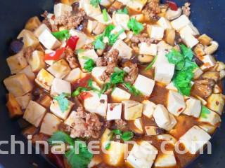 香菇肉末豆腐,利用锅的余温翻炒均匀。