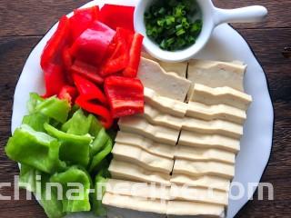 炒脆皮豆腐,豆腐切块、青红辣椒切段、蒜切碎