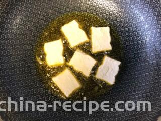 炒脆皮豆腐,起锅烧油，放入豆腐