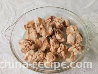 青花椒豉汁蒸排骨,捞起，冷水洗净沥干，放入盘中。