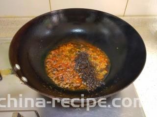 青花椒豉汁蒸排骨,加入剁碎的豆豉和红辣椒，中火煸炒，再加入生抽和料酒白糖，慢慢炒香。