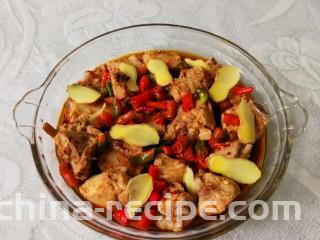 青花椒豉汁蒸排骨,铺姜片，洒一些完整的豆豉