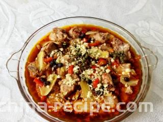 青花椒豉汁蒸排骨,铺上剁碎的大蒜