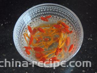 莲藕猪蹄汤,枸杞和虫草花用水浸泡一下