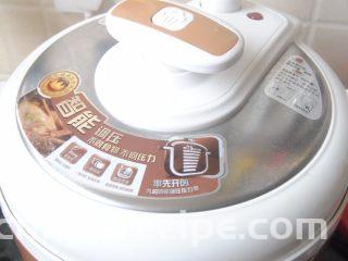 莲藕猪蹄汤,盖上高压锅盖，用煲汤键