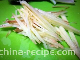 翡翠白玉虾姑汤,生姜切成丝