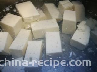 翡翠白玉虾姑汤,锅中水开下豆腐