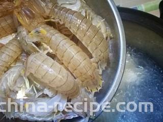 翡翠白玉虾姑汤,倒入皮皮虾