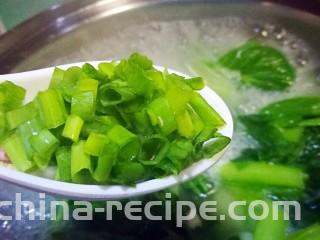 翡翠白玉虾姑汤,撒入香葱即可关火出锅