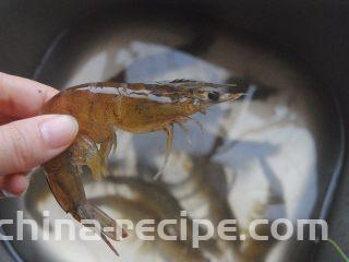 洋葱油爆虾,从虾背的第三个关节处抽出虾肠