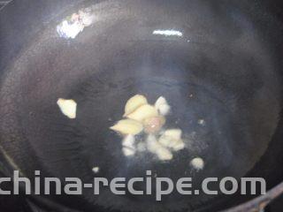 洋葱油爆虾,热锅，锅内放入适量的食用油，爆香姜蒜