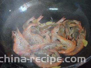 洋葱油爆虾,加入料酒翻炒均匀