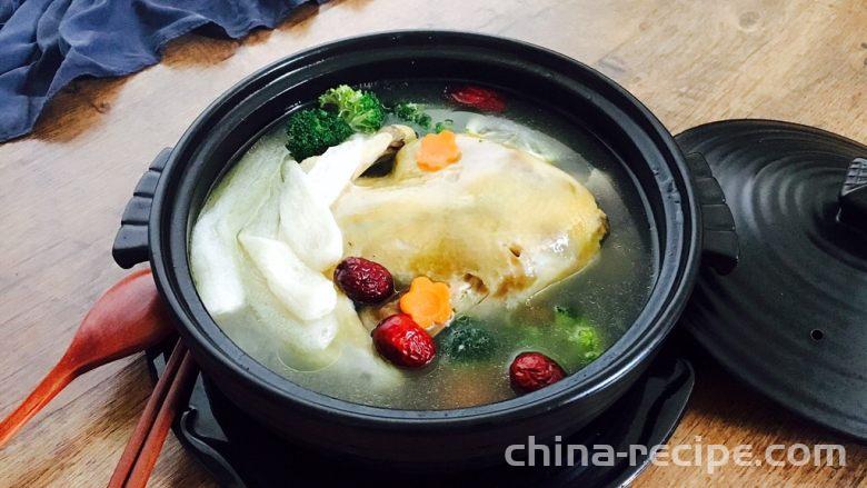 The method of stewing stupid chicken soup with bamboo fungus