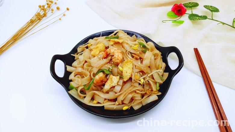 The method of stir frying river noodles with shrimp and eggs