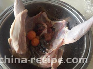 猪肚包鸡,老母鸡开肚、内脏打理干净。
这个老母鸡比较大，我用了半只，另一半入冰箱冷冻。
