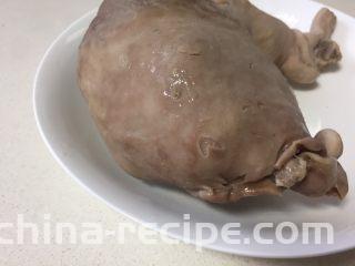 猪肚包鸡,大概炖两小时后关火加食用盐，再盖上盖子，利用砂锅的保温性继续焖二十分钟，把猪肚拿出来。