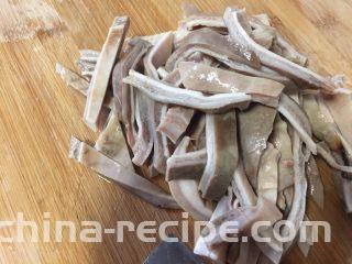 猪肚包鸡,猪肚切成条状。