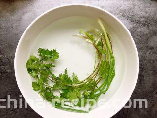 川香水煮鱼,香菜小葱洗净用盐水泡一下杀菌。