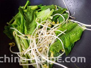 川香水煮鱼,放入四种配菜炒断生盛出。