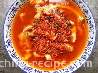 川香水煮鱼,将辣椒面和花椒铺在上面。