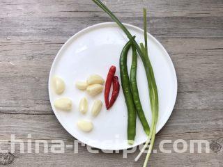 凉拌香辣皮蛋,配料：蒜瓣8个青红椒各两个、葱2根