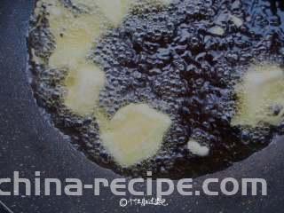 糖醋茄子,锅里油烧热至7-8成热，将茄子一个个慢慢下入油锅炸，炸至茄子金黄酥脆即可捞出控油