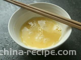 蚝油一口豆腐,鸡蛋打散 。