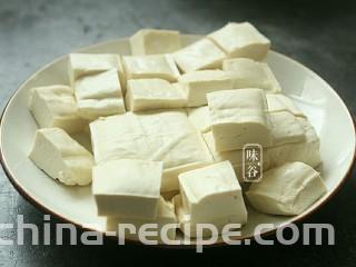 蚝油一口豆腐,豆腐切成小方块 。