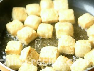 蚝油一口豆腐,锅内放多点油，把豆腐块放进去炸至金黄 。