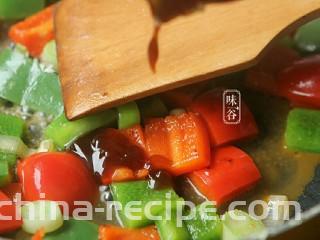 蚝油一口豆腐,倒入蚝油和翻炒均匀。（觉得味道不够可以再加点盐）