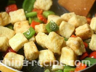 蚝油一口豆腐,最后倒入豆腐块快速翻炒至每个豆腐块都均匀沾上酱汁即可。