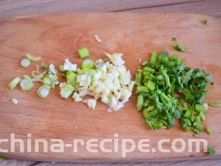 酱汁杏鲍菇,切葱蒜香菜末